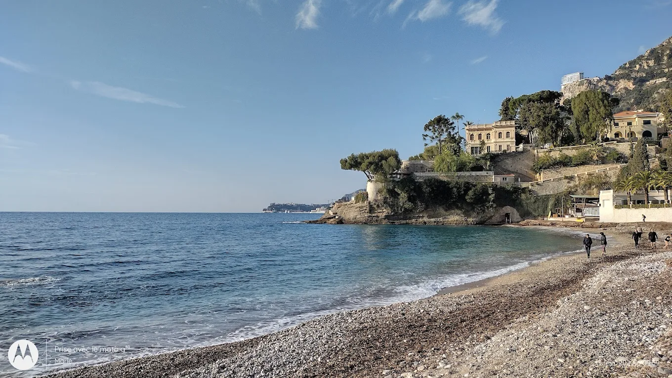 Mer calme et lumière dorée sur la Côte d'Azur