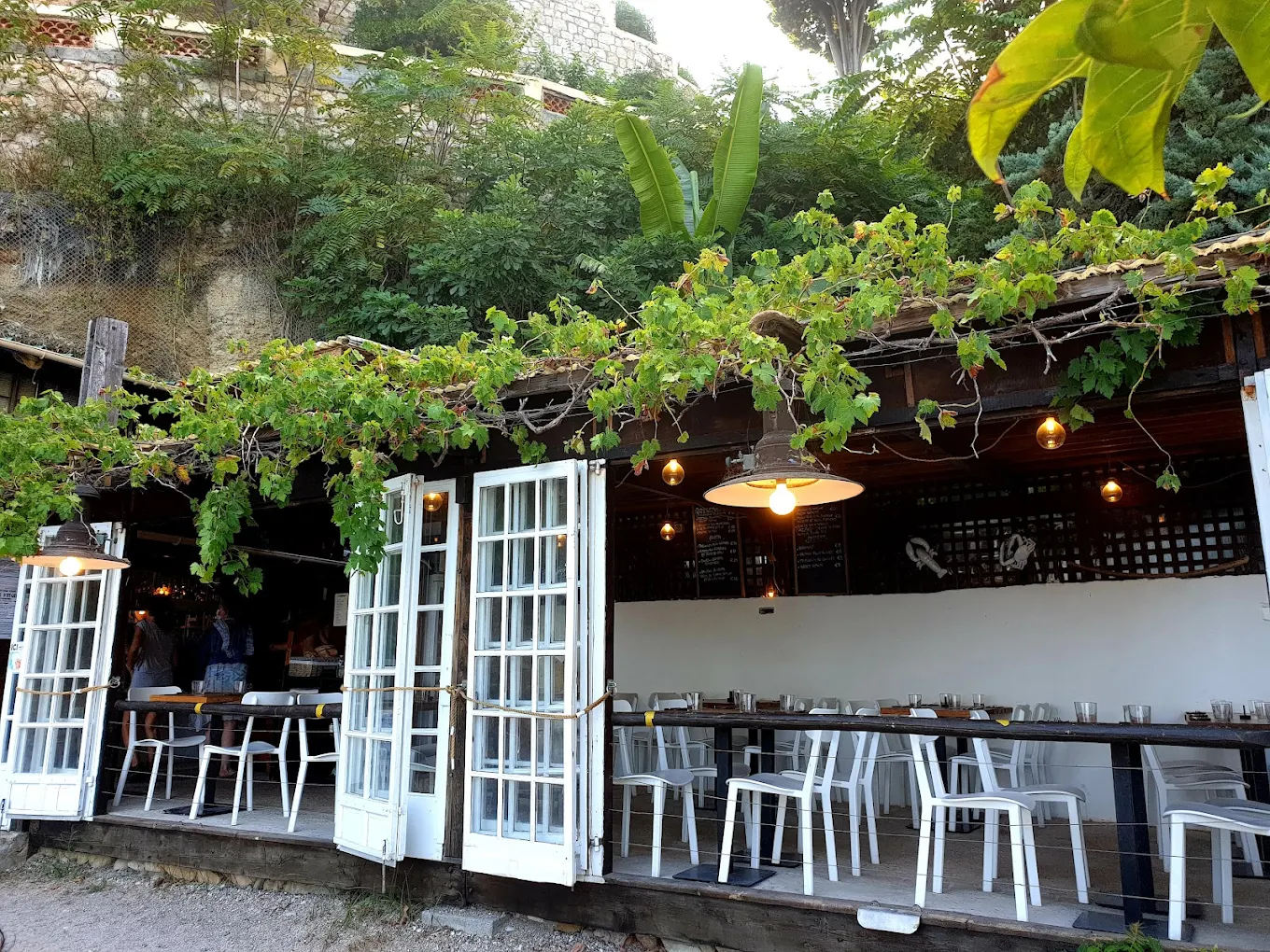 Terrasse du Cabanon du Buse face à la mer